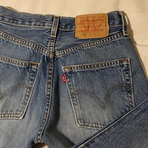 mid rise straight leg Levi’s 501 jeans - säljer min jättefina levi’s jeans, köpta här på Plick pga att de var för små💘 helt oanvända!