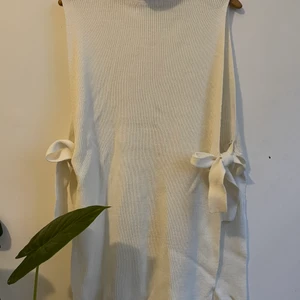 Lång väst nyskick - XS men skulle säga S/M. Créme. Ej fått användning för den 