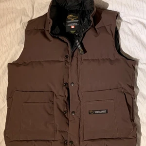 Canada goose väst - Säljer canada goose väst i fint skick. Storlek small sitter som small/medium.