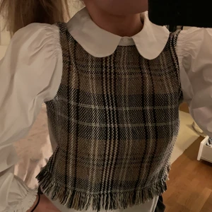 Blus Zara - Blus från zara, använd ca 5 gånger max. Storlek xs men passar mig som annars bär S. Superfint skick, säljes pga den inte kommer till användning för mig🥰