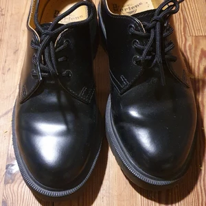 Dr martens 1461  - Oanvända Dr Martrns 1461. Storlek 37. Köpte fel storlek därför säljer jag dom. Finns I Masthugget, kan postas.