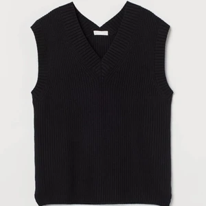 Väst - Hej, säljer denna super fina väst från hm då den inte kommer till användning längre. Jag köpte den i somras för 150kr och säljer nu för bara 70 då den är helt som ny❤️buda jätte gärna i komentarerna eller privat💕