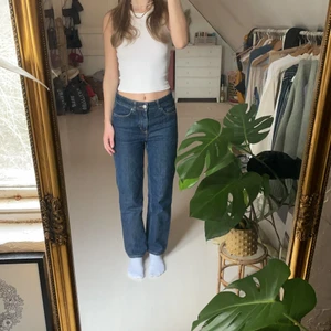 & Other Stories Jeans  - Raka mörka jeans från & Other Stories, som nya. Jag är 165 cm. Köparen står för frakten 