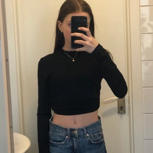 Tröja med öppen rygg  - Super fin svart tröja med öppen rygg från HM i storlek xs. Aldrig använd förutom på bilden. 😊 Säljer pga används för lite.