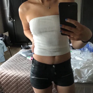 Skinn shorts  - Säljer dom här superfina skinn shortsen från jofama by Kenza! Köpt från sellpy men de är i väldigt bra skick utan slitningar (säljer för dom va lite för små). Nypris ca 1000kr säljer vid bra bud!☺️🌟