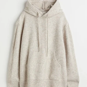 Stickad hoodid - Säljer denhär stickade hoodien från hm då den aldrig kommer till användning! Använt den engång bara, köpare står för frakt! Skriv för egna bilder!