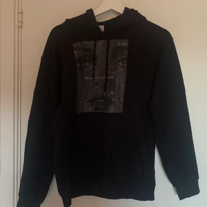 Hoodie - Hoodie med tryck från emplece💗