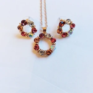 Halsband+örhängen  - Halsband med matchande örhängen.