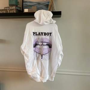 Säljer min Playboy hoodie💓 inköpt för ny 699kr. Säljer nu vidare för 300kr 💓 