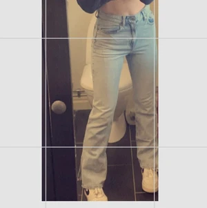 Jeans stl 36 - Jättefina blåa helt oanvända jeans från HM i storlek 36. Säljer då jag tycker att dom sitter lite för tight runt låren. Bra längd då jag år 165cm💗 Skriv för fler bilder