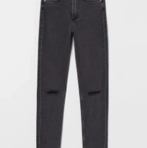 Jeans ifrån H&M  - Väldigt sköna och mjuka jeans ifrånH&M, den bilden ni ser där är nästan samma variant fast grå och inte riktigt lika dan!🤍 Dessa passar perfekt i längden och i midjan, använda fåtal gånger och köpta för mindre en två månader sedan🤍 Köpte de för 250 kr och säljer det för 170 kr!!