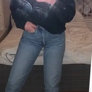 Jättefina momjeans i modelen lash från weekday. Säljer p.g.a. att de har blivit för tighta på mig. Har normalt stl. 38/M på jeans och är 165cm lång. De har en bra längd och borde passa någon som har 36-38 i byxor💕💕 Köparen står för frakt.