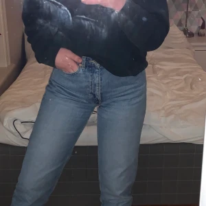 Momjeans från weekday - Jättefina momjeans i modelen lash från weekday. Säljer p.g.a. att de har blivit för tighta på mig. Har normalt stl. 38/M på jeans och är 165cm lång. De har en bra längd och borde passa någon som har 36-38 i byxor💕💕 Köparen står för frakt.