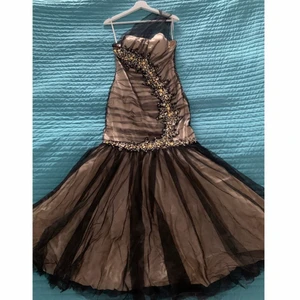 One shoulder festklänning, strl 38  - One shoulder festklänning köpt i Kanada, storlek 38. Använd endast en kväll, i nyskick! Nypris: $450