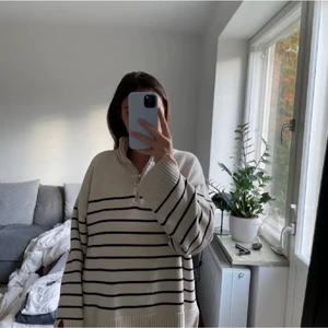 Randig Zara stickadtröja storlek m - Fin randig Tröja köpt här på plick, i gott skick. Bild från personen jag köpte den av. 