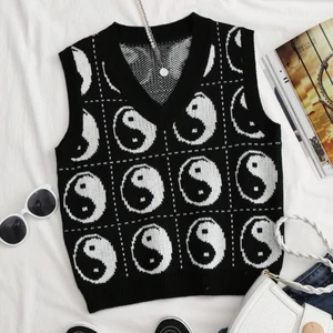 Stickad väst - Jätte fin men aldrig kommit till användning. Skriv för mer bilder! Säljer för 100 kr +frakt