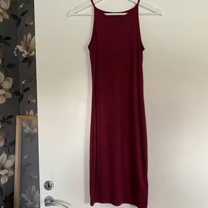 Vinröd Bik Bok klänning - Vinröd Bik Bok klänning i storlek XS.