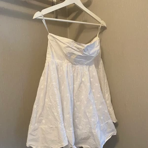 Vit blus, By Malene Birger, storlek 36 - Snygg vit sommarblus, från By Malene Birger i storlek 36. Köparen står för frakt, eller hömtas upp i centrala Göteborg.