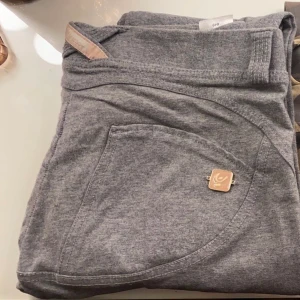 Freddy byxor - Freddybyxor, grå är lågmidjade och S. Camo vanliga och M . 💕 båda för 300!