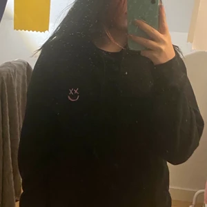 Walls hoodie - Jag säljer denna hoodie pågrund av att jag aldrig använder den och bara tar plats i min garderob. Den är använd några gånger. Ordinarie pris är 500kr men mitt pris är 350kr. Om ni har några frågor eller så vidare så är det bara att skriva. Om fler vill ha den blir det budgivning eller köper ni den direkt för 500kr. Köparen står för frakt❤️