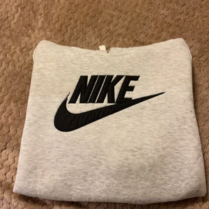 Nike hoodie storlek S - Grå nikehoodie med svart text. Säljer för att den inte används längre. 