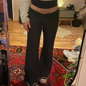 Kostymbyxor<3 - As coola låg midjade kostymbyxor:)) De är köpta på humana second hand, och är super fint skick:)) de är de skönaste byxor jag äger och är as coola!! De har små gråa sträck som går längst med byxan hela vägen<33