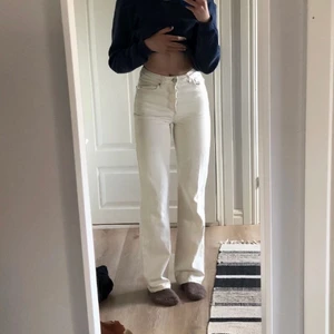 Vita Jens bik bok - Några typ smutsvita jeans från bik bok! Superfina och inga skador men används inte så mycket längre så tänkte kolla intresset på de❤️ Storlek xs/24:) Pris kan diskuteras!