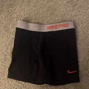 Nike pro shorts - De är i barnstorlek L, men skulle säga att de passar en xxs-xs❤️