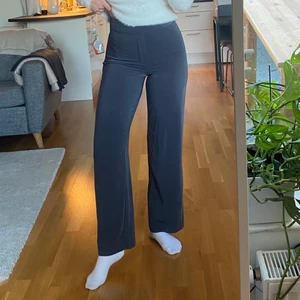 Gråa kostymbyxor xs - Gråa kostymbyxor i storlek xs! Supermjuka och stretchiga, formar sig jättebra❣️ använda en gång så bra skick! 