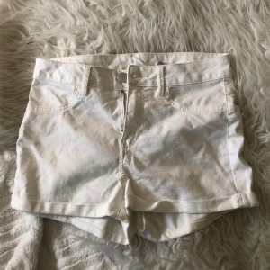 Vita normal-midjade shorts - Vita shorts från hm, knappt använda så de är i bra skick!💕 midjan är normal så mellan hög och låg.