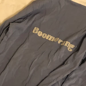 BOOMERANG, tröja Strl M - Köpt andra hand för något år sen! Vet inte varför- men tyvärr inte kommit till använding! Superfin, bra skick, inga fläckar eller liknande :-)) . Storlek M men skulle säga att den  snarare passar S-M. 