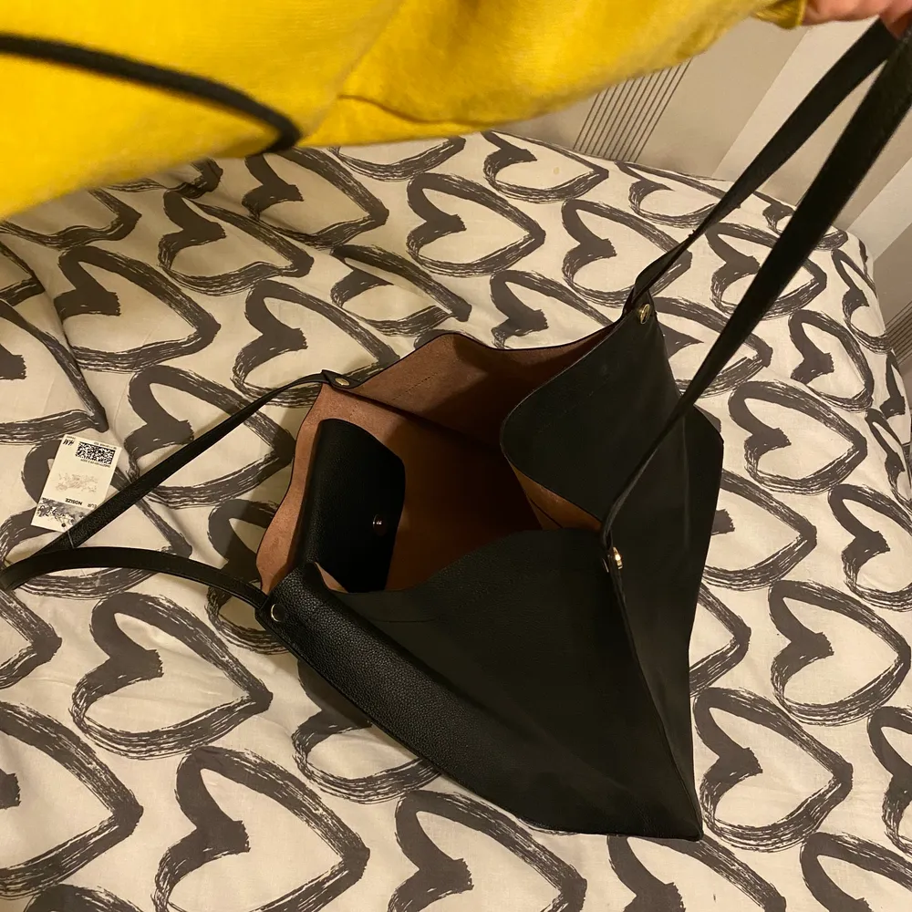 Splitter ny elegant svart handväska. Har aldrig använts och har ett litet fack inuti. Perfekt för att ha böcker eller annat viktigt inuti sig <3. Väskor.