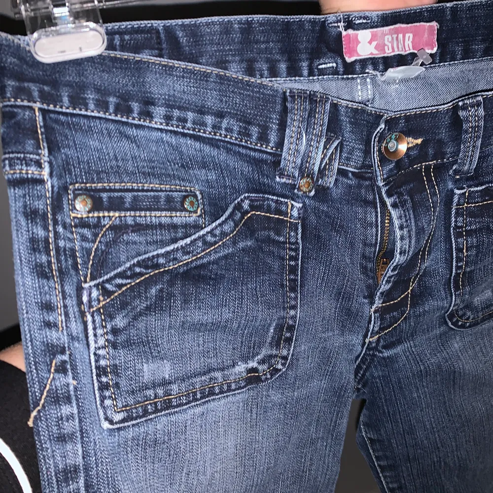 Snygga lowrised jeans vintage, säljer pga för små fint skick,bra kvalitet. Skriv för fler bilder. Lägg bud i kommentarerna minst 10 kr mellan varje bud. En av ”looparna” för bälte är trasig men går snappt att fixa med lite nål och tråd! INTE SKINNY JEANS. ❤️. Övrigt.