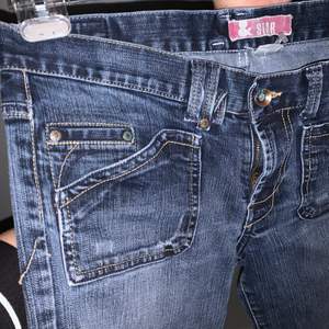 Snygga lowrised jeans vintage, säljer pga för små fint skick,bra kvalitet. Skriv för fler bilder. Lägg bud i kommentarerna minst 10 kr mellan varje bud. En av ”looparna” för bälte är trasig men går snappt att fixa med lite nål och tråd! INTE SKINNY JEANS. ❤️