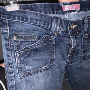 Jeans - Snygga lowrised jeans vintage, säljer pga för små fint skick,bra kvalitet. Skriv för fler bilder. Lägg bud i kommentarerna minst 10 kr mellan varje bud. En av ”looparna” för bälte är trasig men går snappt att fixa med lite nål och tråd! INTE SKINNY JEANS. ❤️