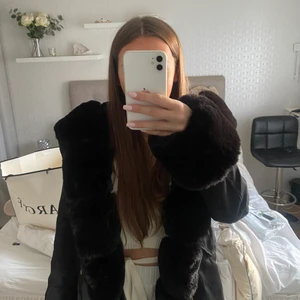 Parka jacka garoff - Säljer denna parka jacka från garoff då jag köpte den för en månad sen men aldrig har använt bara testat på. Storlek 36. Inte äkta päls. Ordinarie pris: 2500 kr. Kan frakta eller mötas upp. Helt ny
