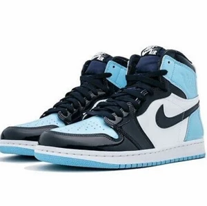 Jordan 1 UNC - Ett par Jordans 1 UNC, i toppen bra skick. De är glansiga och bekväma. Passar jätte bra till våren och sommaren. Jag har också olika färger på snörena. Det finns ett rivmärken längst fram på skon men det är inget man lägger märket till. (Lånad bild) kom privat för mer bilder!♥️♥️