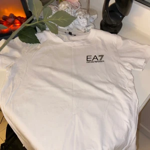 Armani tröja - Armani vit t shirt med otroligt skönt tyg.