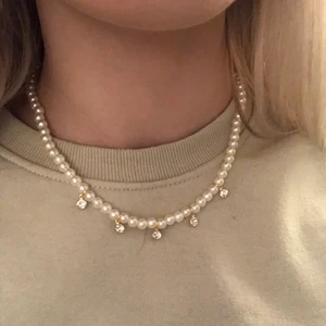 Pärlhalsband - Pärlhalsband med små diamantberlocker som jag har pärlat själv💞💞 Kolla in mina andra annonser för fler egengjorda smycken!! Ni får även komma med egna förslag på färg och design🥰 Pris för halsbandet på bilden: 59kr. Frakt tillkommer på 13kr!!