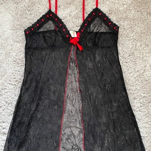 gullig topp - säljer denna super sexig svarta mesh toppen med röda detaljer köpt 2hand som tyvärr är för liten för mig. toppen är i nyskick och priset är inkl frakt<3