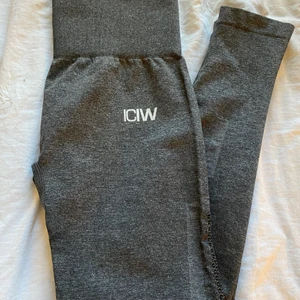 ICIW träningsbyxor  - Ett par mörk gråa ICIW byxor som har använts ett fåtal gånger, är i jättebra skick! I storlek M men jag har vanligtvis XS eller S i byxor och de sitter perfekt!💕