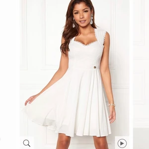 Klänning - En vitklänning ifrån bubbleroom. Prislappen sitter kvar och den är aldrig använd. Nypriset är 399. Är perfekt stundetklänning eller skolavslutnings klänning eller till andra tillfällen om man vill det.