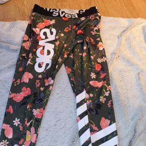 Blommiga träningtights  - Gröna blommiga träningstights från Svea storlek S, oanvända 
