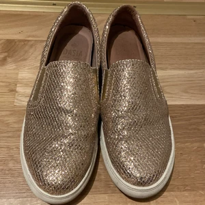 Dasia Women’s shoes - Låga guldiga skor i bra skick, märket Dasia storlek 39.