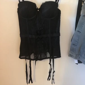 Korsett - Superfin korsett i nästan bara spetts jätte fina detaljer.Lite pushup. Säljer då den inte passade mig och köptes här på plick.Skulle säga att storleken är XS men skulle säga att kupan är 70/75 A/B varierande hur hårt man knyter den. Med strumpebandshållare