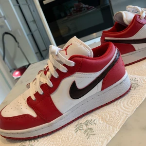 Jordans low storlek 38 - Säljer mina air jordans low i storlek 38. De är knappt använda och i väldigt bra skick! Notera att jag själv har målat nike strecken svarta då det i grund och botten är röda. Färgen sitter dock jättebra. Högsta budet är just nu 400kr 💗