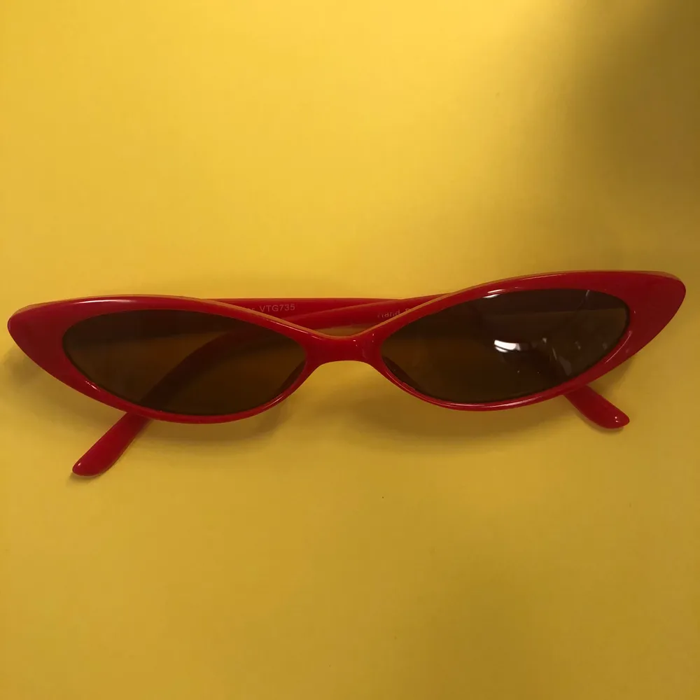 Coola Solglasögon köpta på Beyond Retro. Säljer då de inte kommer till användning. Fyller ingen direkt funktion när de kommer till solskydd, men är coola om man vill steppa upp sin outfit lite. Frakten är redan inräknad i priset. . Accessoarer.