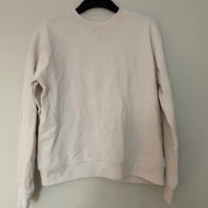 Gräddvit sweatshirt - Något tunnare sweatshirt från HM, gräddvit. Använder aldrig denna längre, därav säljer jag den. Frakt ingår ej i priset.