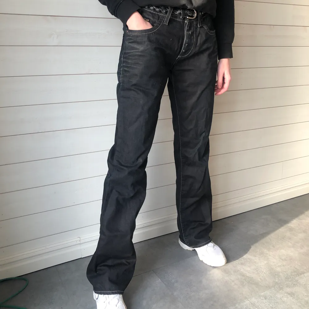 Lågmidjade jeans med slitningar Färg: svart Fler bilder? Kontakta oss!. Jeans & Byxor.