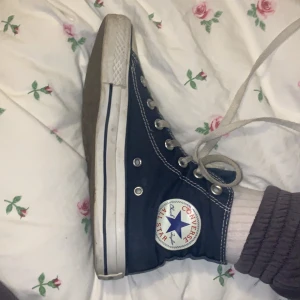 Mörkblåa converse👟✨ - Säljer dessa då dom är för små för mig, har använts ungefär 4 gånger.💞